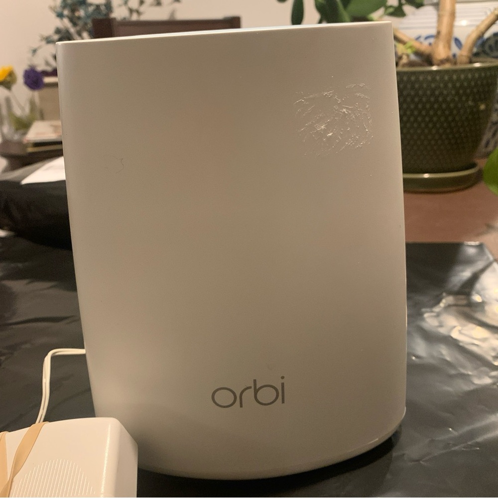 LOT 2 NETGEAR (1) Orbi Router RBR40 (1) Orbi Satellite RBS20 - Picture 5 of 8